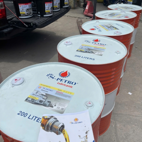 Tổng hợp các yếu tố ảnh hưởng đến tuổi thọ dầu trong môi trường sản xuất nặng